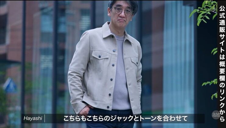 明るいトップスとネイビーチノパンでメリハリをつけた大人のきれいめスタイル