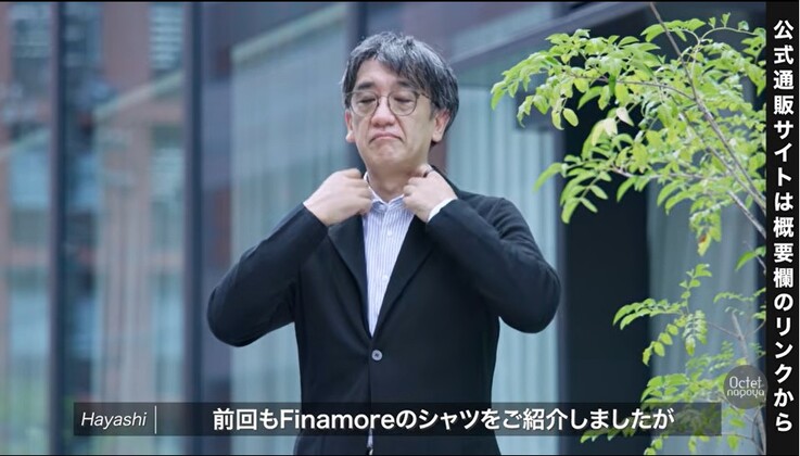 明るめボトムスと黒ジャケットを組み合わせた大人のコントラストコーデ