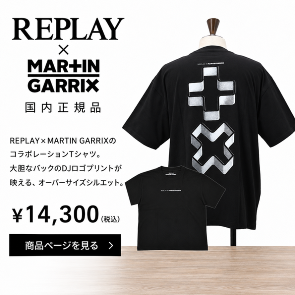 派手めTシャツをプレーンな濃色デニムとパーカーで品よくまとめた秋コーデ