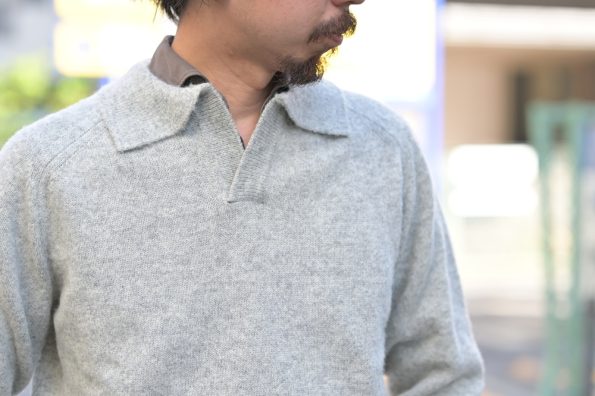 シャツとのレイヤードが綺麗に決まるMORGANO（モルガーノ）ニットカーディガンの胸元