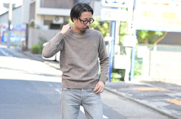 MORGANO(モルガーノ)クルーネックニットとデニムパンツを合わせた大人の休日シンプルスタイル