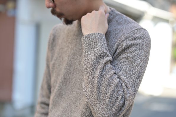 MORGANO(モルガーノ)クルーネックウールニットの編み地と上質な風合い