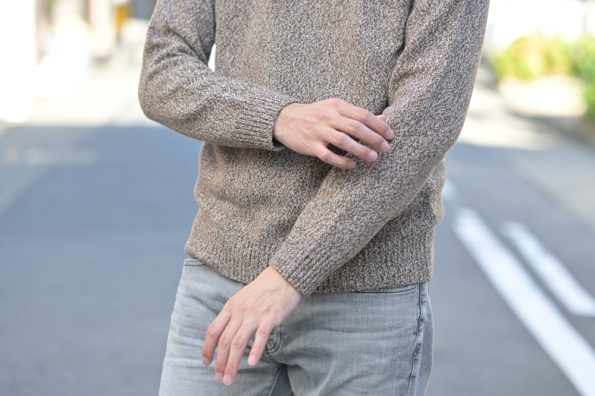 すっきりとしたシルエットが引き立つMORGANO(モルガーノ)クルーネックニット バックスタイル