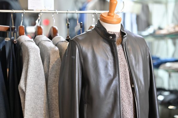 OCTET名古屋店内に豊富に並ぶJOHN SMEDLEYやMORGANOの最新秋冬ニット