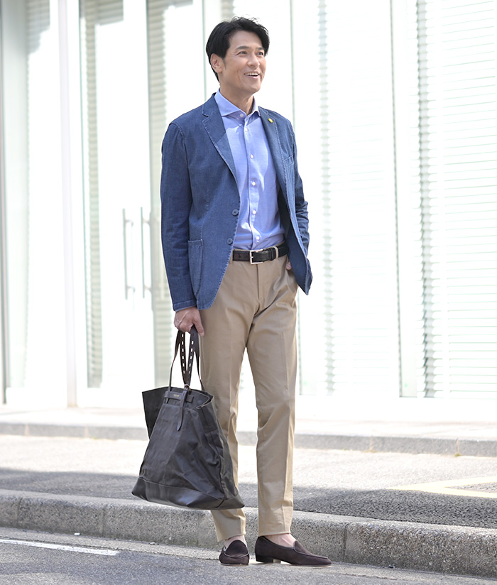 シャンブレー×チノで魅せる大人の余裕