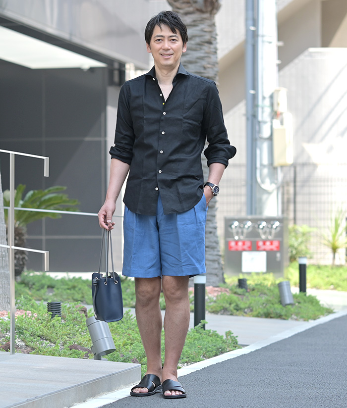 黒×青の巧妙なコントラストで、爽やかに魅せる夏コーデ