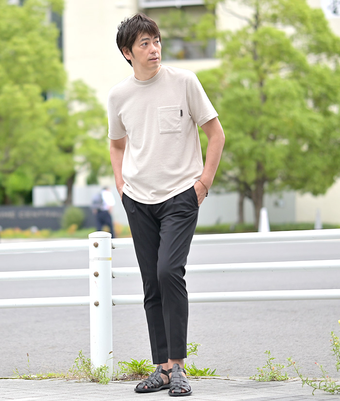 Tシャツ×サンダルを格が上がる、大人の夏スタイル
