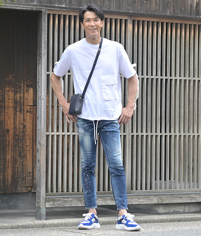 “色気と遊び心、大人の白Tスタイル