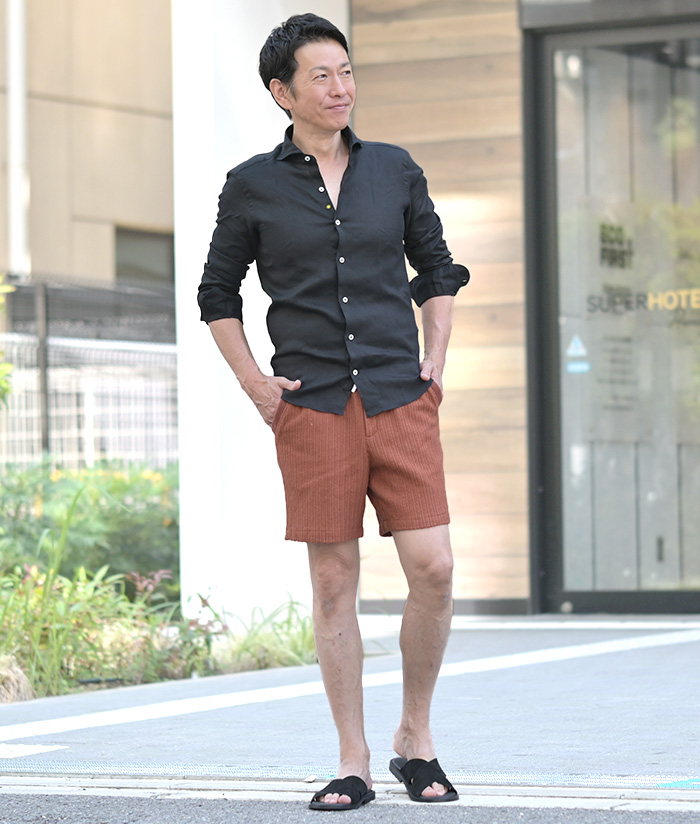 “ラフさを品格で包む、イケオジの夏スタイル