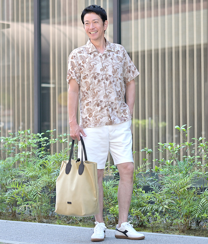 “上品リゾート、街でも映える大人の夏スタイル