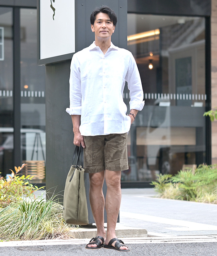“リネンシャツでつくる、品格のある夏の余裕