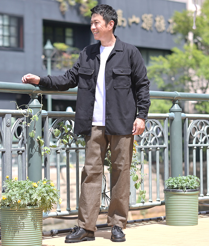 ブラウンデニムで魅せる、大人のレトロモダン