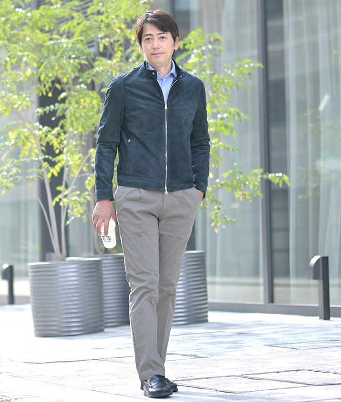 ネイビースエードで魅せる、大人の都会派スタイル