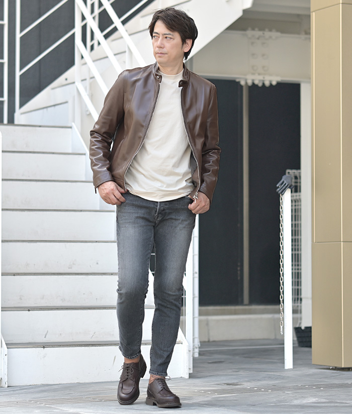 レザージャケットを軽やかに纏う、大人の週末服