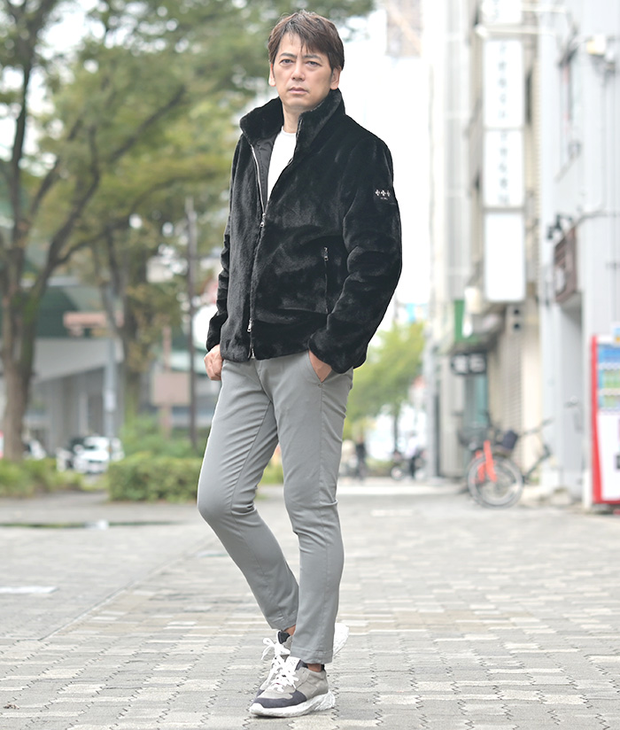 抜け感スニーカーで仕上げる、大人の休日コーデ