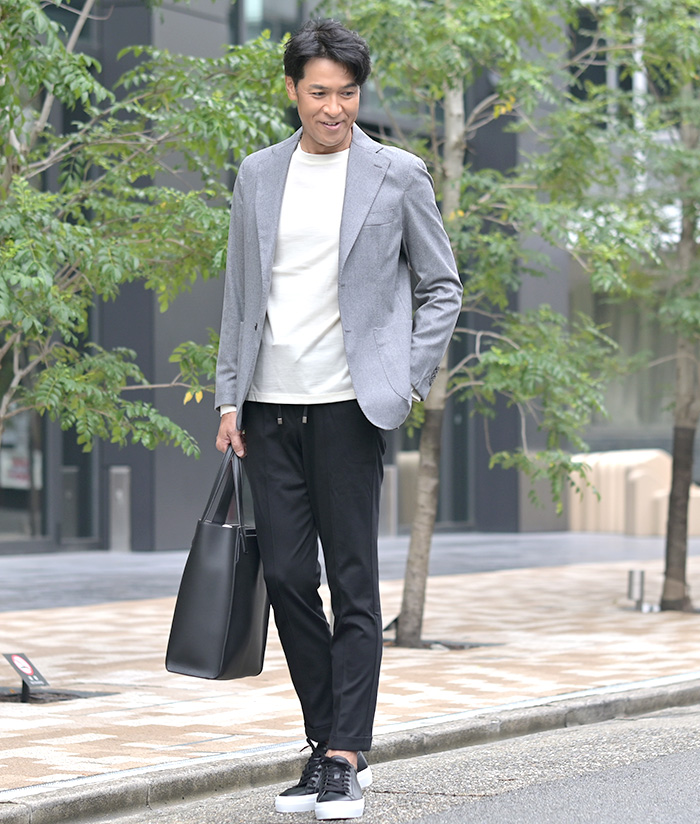 究極のイージーパンツが主役、40代50代の都会派コーデ