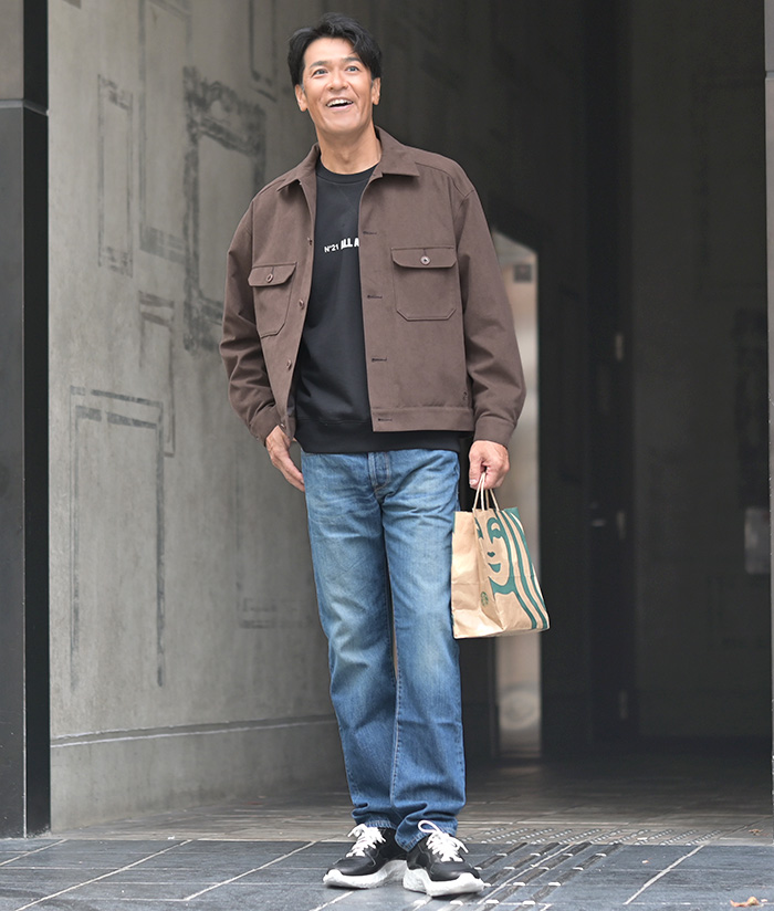 40代50代に似合う、ブラウンジャケット×デニムコーデ
