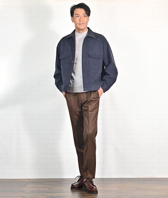 ネイビースエードで纏う、大人の色気と余裕