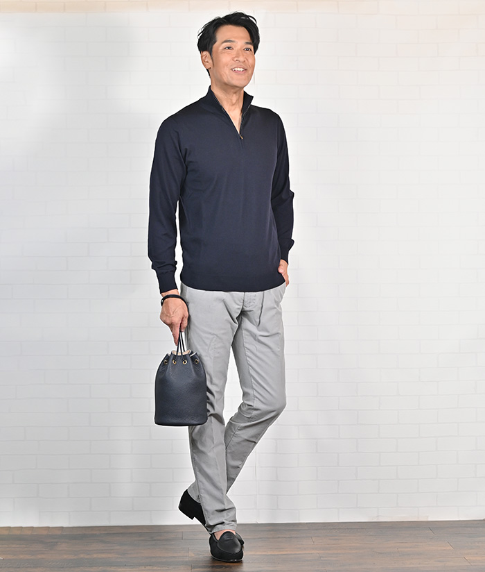 ネイビーニットで魅せる、余裕ある大人の休日スタイル