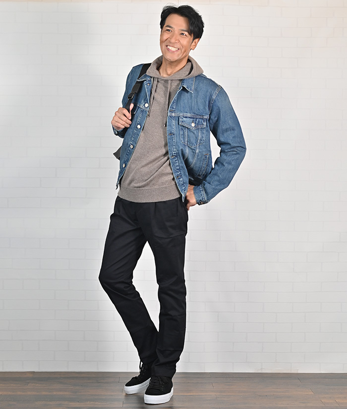 デニムジャケット×パーカーで叶える、大人の遊びスタイル