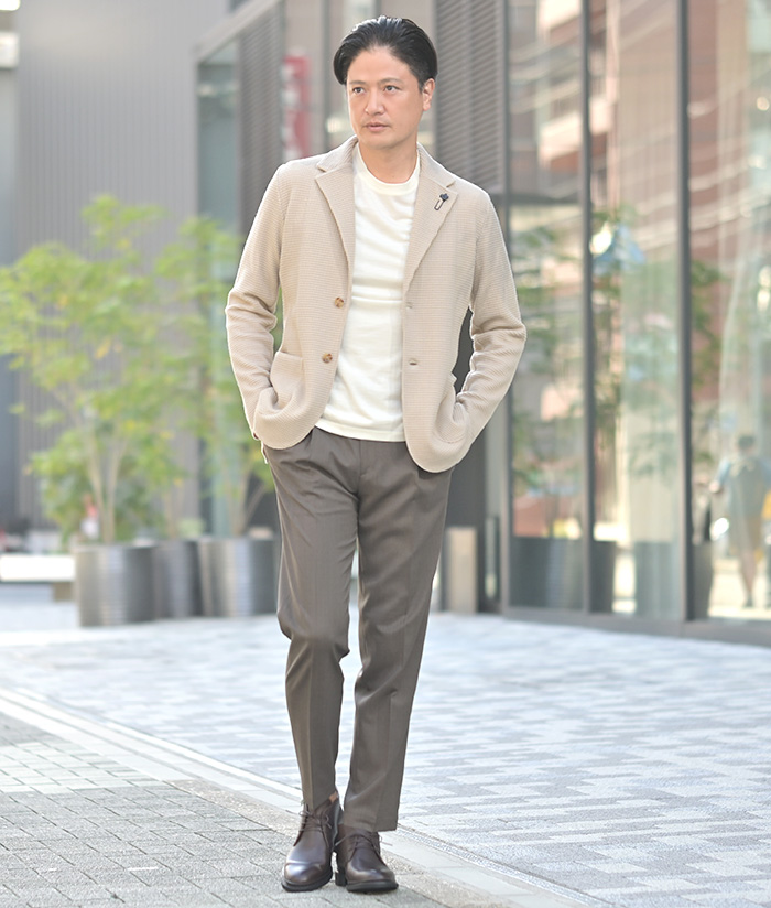 デニムジャケット×パーカーで叶える、大人の遊びスタイル