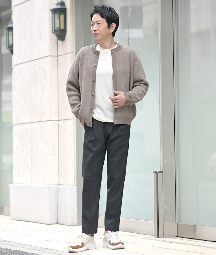 ナチュラルカラーで魅せる都会的カジュアル