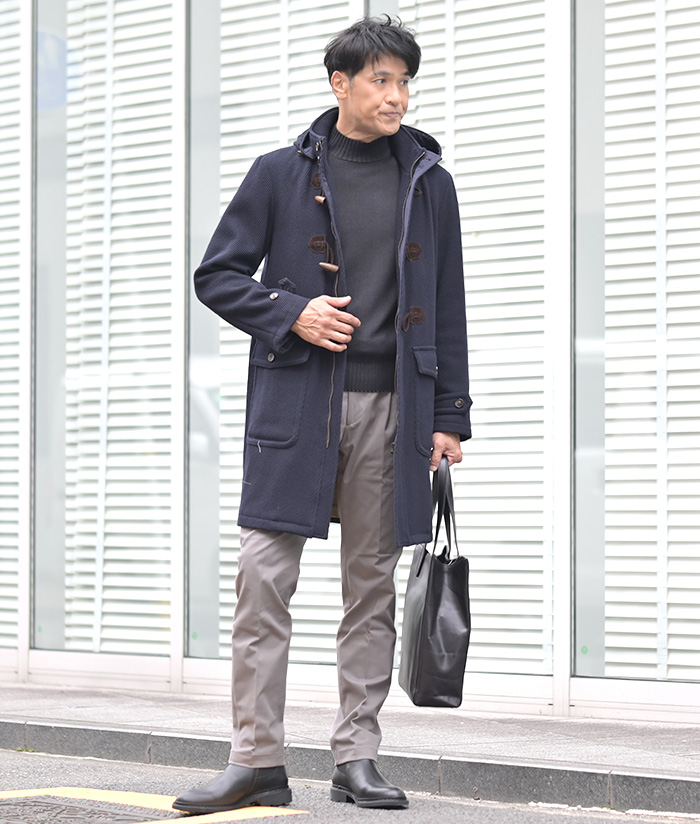 冬の街に映える、大人のダッフルコート