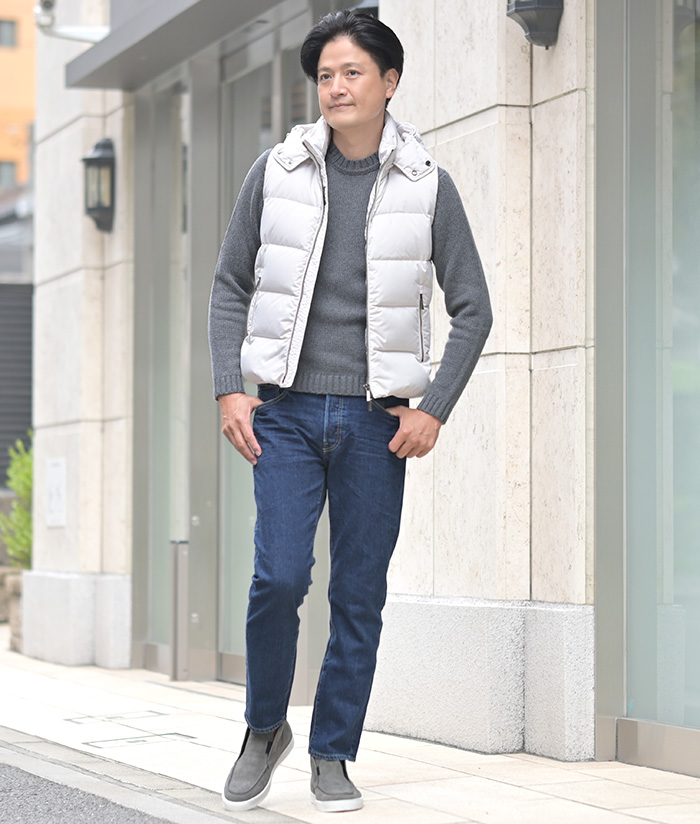 品よく見せるダウンベストスタイル