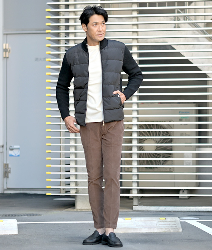 素材のコントラストで魅せる、都会的ライトダウンコーデ