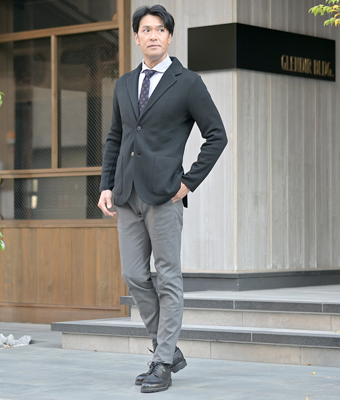 都会の端正なビジカジスタイル