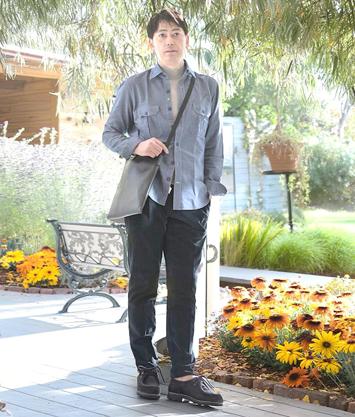 休日の余裕を着こなす、大人のカフェスタイル