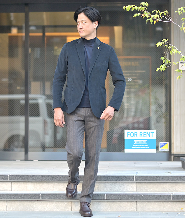 静かな色気が香る、ネイビーのスマートカジュアル