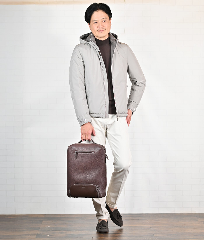 休日を穏やかに整える、MooRERのダウンブルゾン