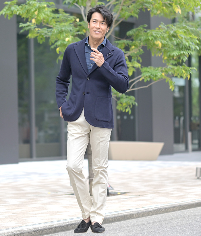 自然と洒落て見せるベルテッドコート