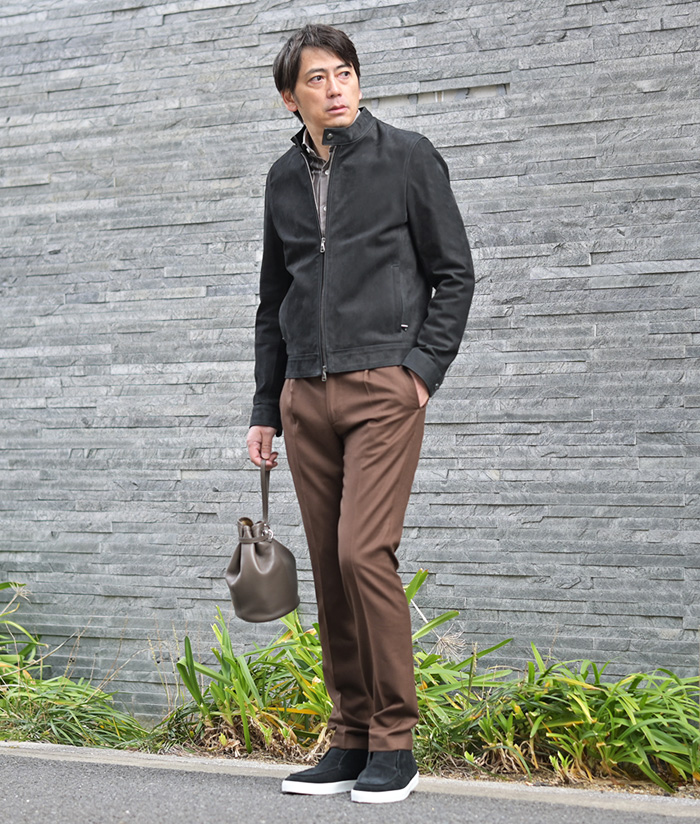 大人の休日にちょうどいい、品よく着られるレザースタイル