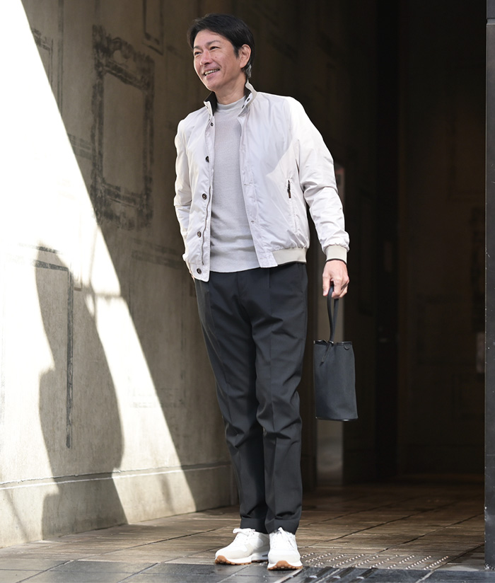 白ブルゾンで軽さを出す春スタイル