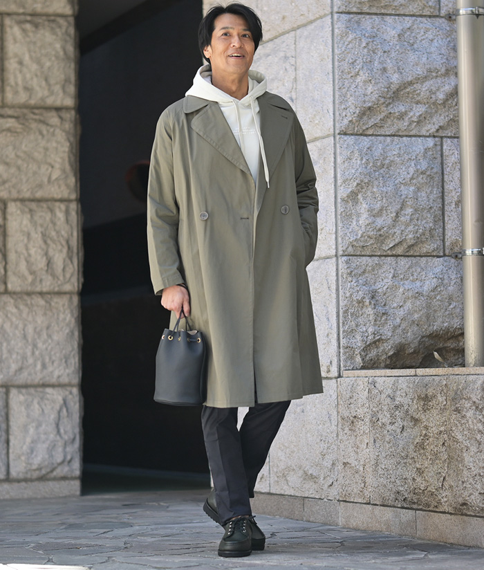 コート×パーカーで作る、余裕のある休日スタイル