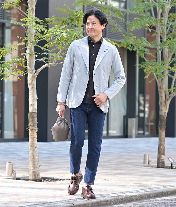 淡いトーンが目を惹く、春のジャケパンスタイル