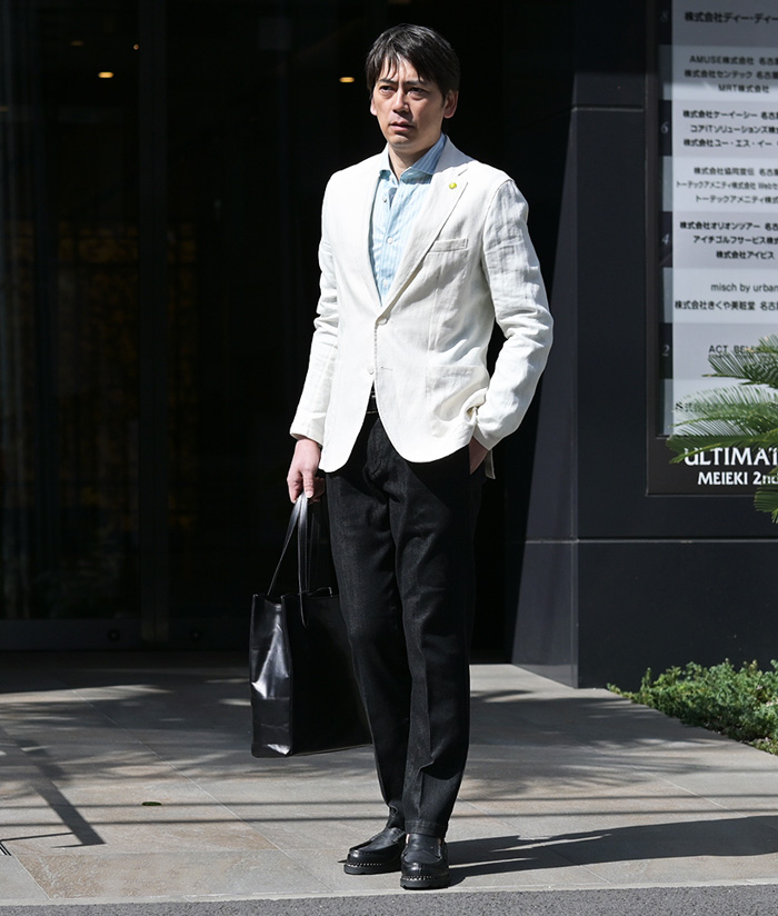 軽やかに整う、春のシャツ×ストライプパンツ