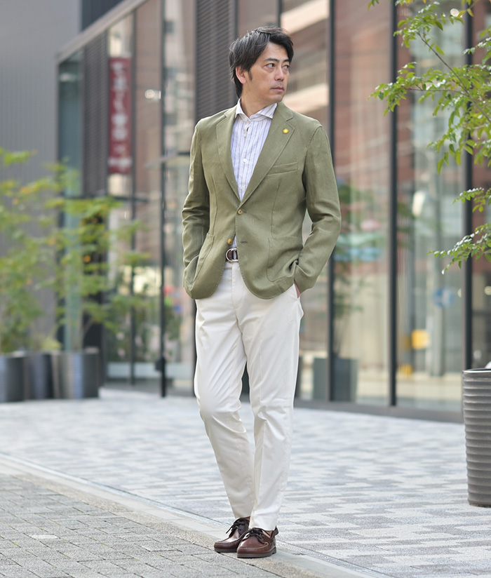 軽やかに整う、春のシャツ×ストライプパンツ