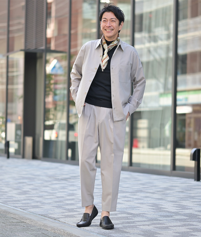 大人の余裕は“首元”で決まる。セットアップ格上げ術