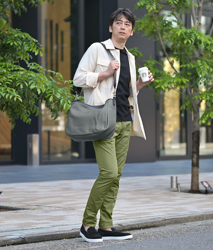 上品さと抜け感を両立する、 大人のシャツアウターコーデ
