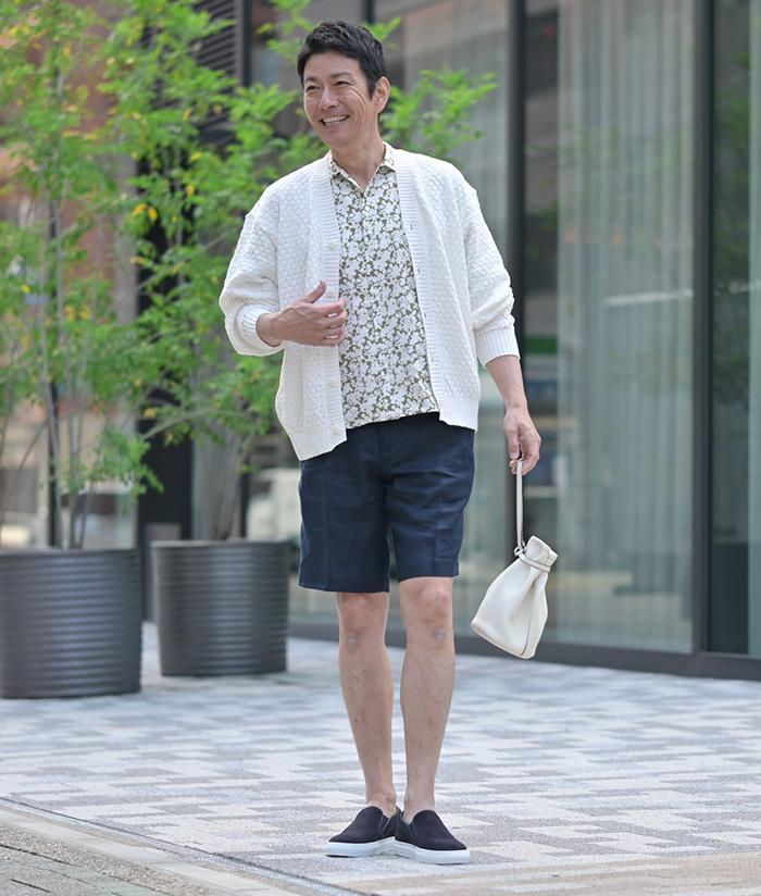 柄シャツを品よく着る、大人のショーツスタイル