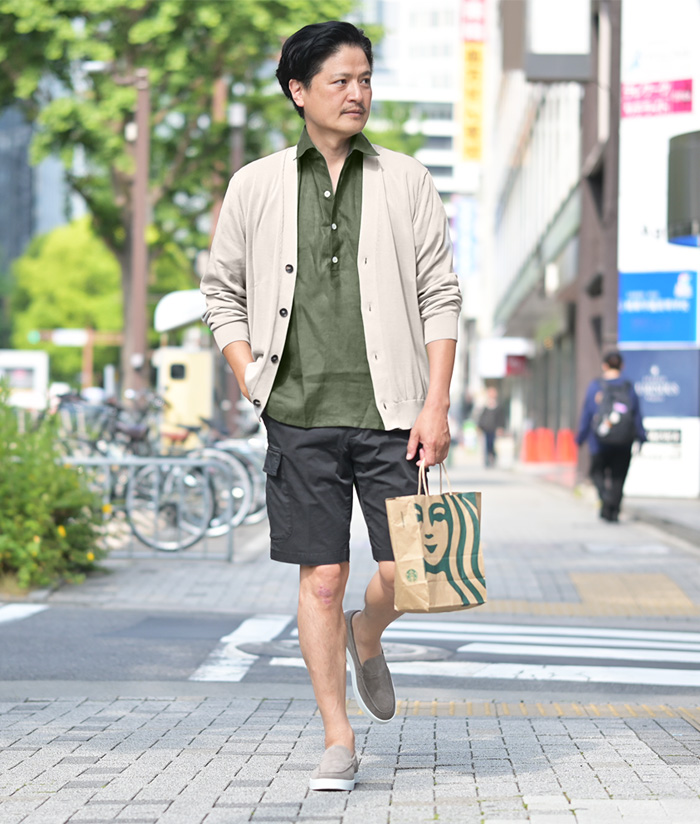黒ショーツを品よく穿く、大人の休日コーデ