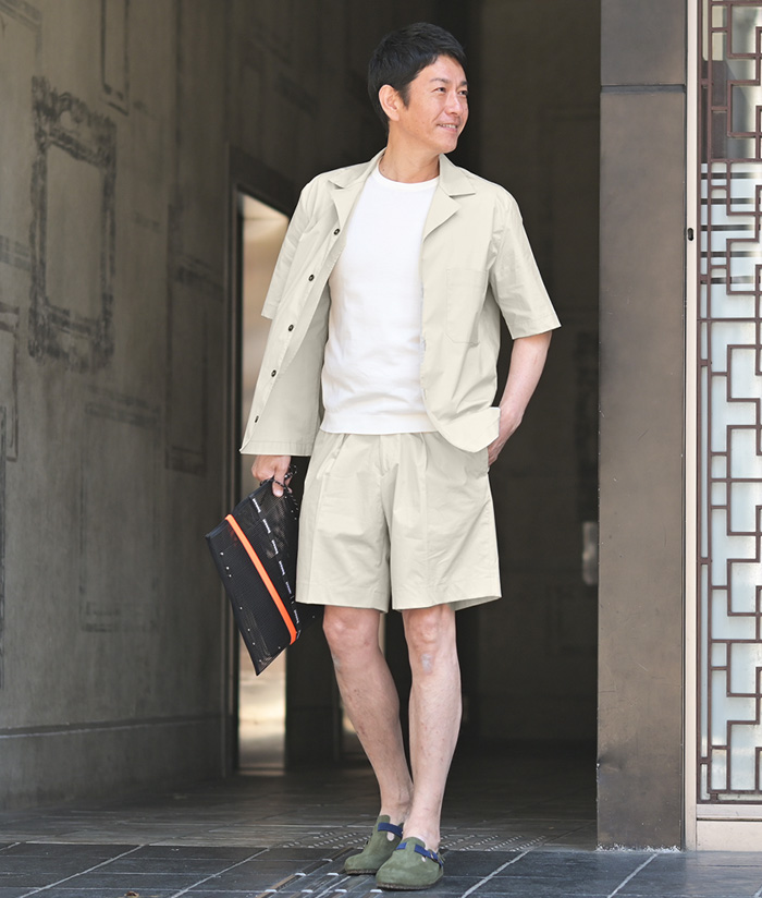軽快さと上品さを備えた、大人の夏スタイル