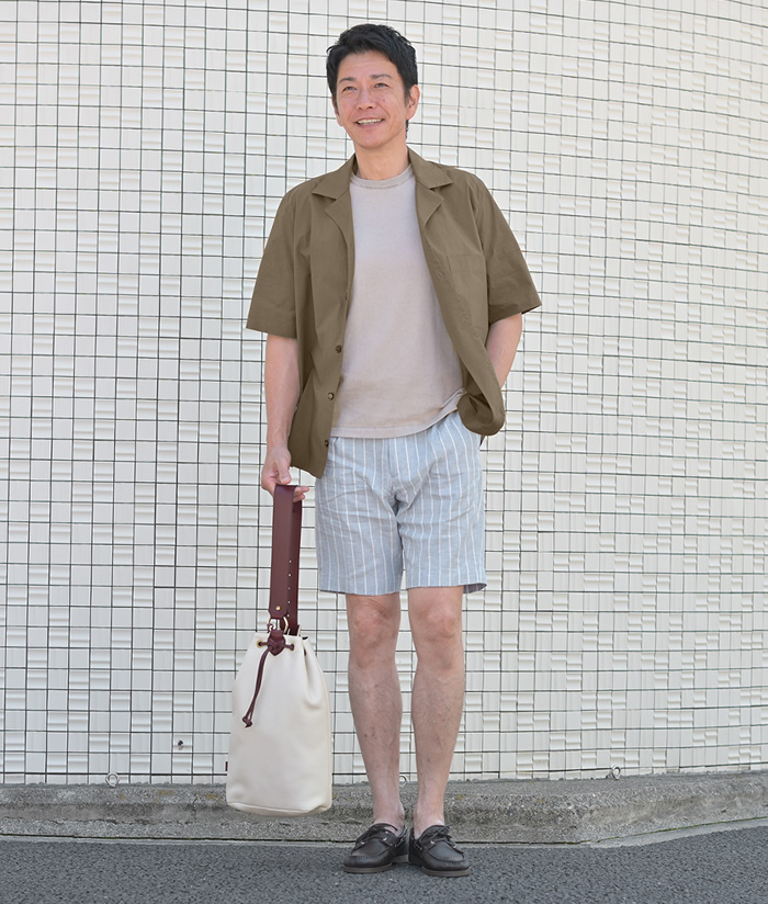 キザに見せない、イケオジのための上品白パンツスタイル