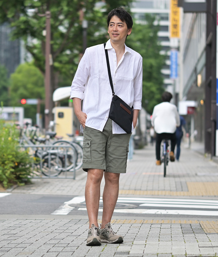 白シャツ×カーゴショーツを街仕様に