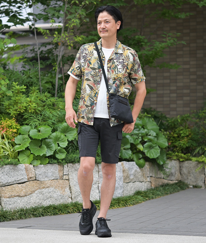 ボタニカル柄×漆黒ショーツが魅せる大人の夏コーデ