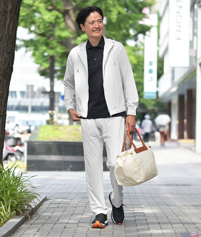 上質なスポーツラグジュアリーで魅せる大人の休日スタイル