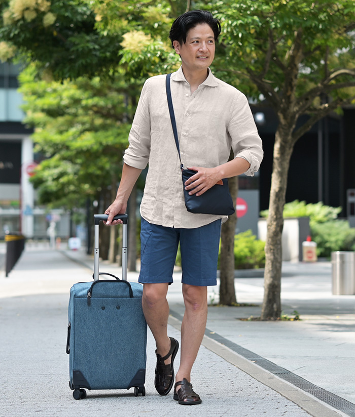 リネン×ハーフパンツで夏の旅行も軽やかに。